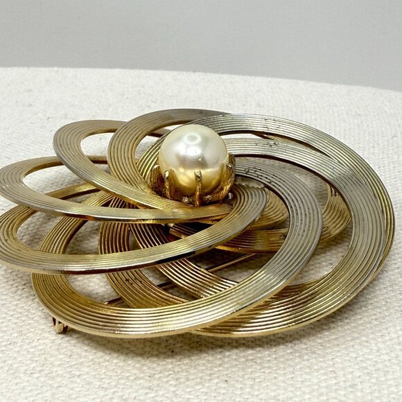 Vintage Infinity Knot Brooch MCM Mid-Century Gold-Tone‎ Imitation Pearl Atomic - Picture 4 of 7